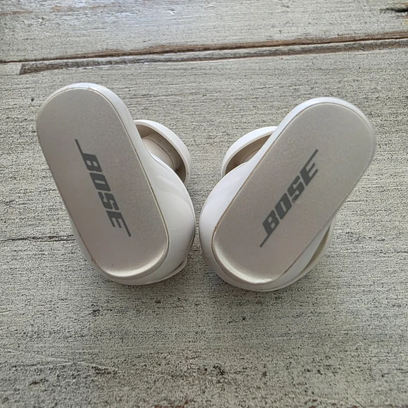Bose Quiet Comfort Ultra White Smoke Wireless Earbuds - Picture 4 of 9